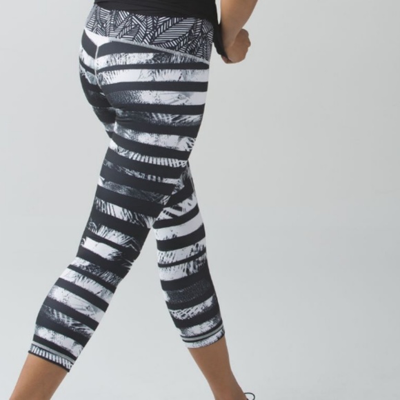 Lululemon Wunder Under Crop - Picture 3 of 4